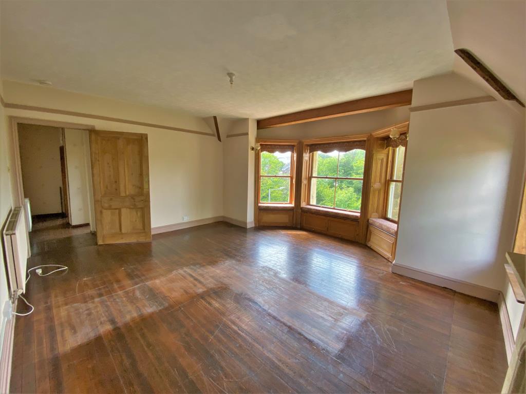 Lot: 20 - SELF-CONTAINED FLAT IN ATTRACTIVE BUILDING -